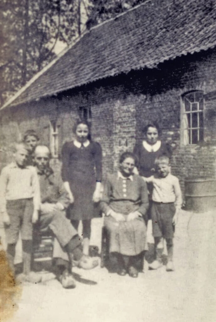 1942. De familie van Erp-Hastenberg op Ekkersrijt 2 te Son. V.l.n.r.: Toon, Wim, Marinus, Annie, Johanna, Maria en Harrie. 1942. De familie van Erp-Hastenberg op Ekkersrijt 2 te Son. V.l.n.r.: Toon, Wim, Marinus, Annie, Johanna, Maria en Harrie.